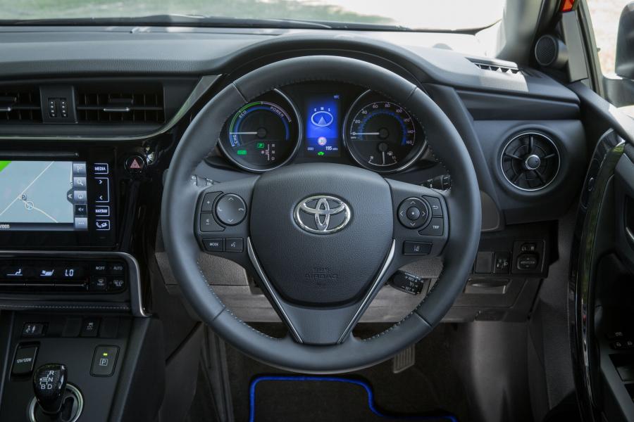 Торпедо Toyota Auris Hybrid GB25 2017 года  (UK) (фото 18 из 46)